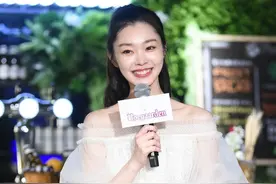宋轶白色露肩衬衣搭配牛仔短裙，少女感满满图片