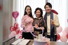 吉娜晒照为婆婆庆生，亲生父母也首次公开照片，和妈妈五官相似图片