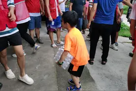 郑州两男孩随母亲到农村，一把扛起矿泉水就跑，村民：他们真懂事图片