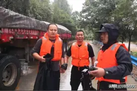 超级英雄！公安部点赞河南民警暴雨中勇救51名群众图片