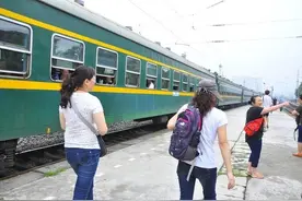 女孩抱娃坐火车，娃儿不哭也不闹，一旁的大婶却悄悄报了警图片