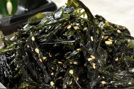 用不起眼的紫菜做成口感酥脆的海苔，香喷喷的小零食，香气诱人图片