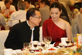风流情史数不清，想让张国荣当女婿，给成龙献计，杨受成有多厉害图片