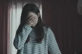 美女租住单身公寓，床下每晚竟藏一男人，真相扑朔迷离—《门锁》图片