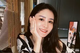 林峯携友为太太庆生 张馨月捧花站C位长腿细腰笑容甜美图片