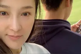 寇振海“女儿”乐珈彤晒近照，43岁素颜状态好，俩儿超帅星范足图片