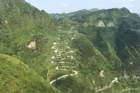 抗战公路“二十四道拐”图片