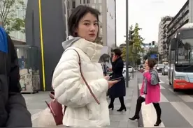 烂大街的牛仔裤，只因搭配一双“苹果鞋”，瞬间高端上档次图片