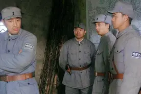 开国少将紧盯着地图上三个小字，猛地一拍桌子：成败在此一举图片