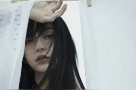 杨颖满脸雀斑还挺高级范，时尚辣妈化身青春少女，画面很美好图片