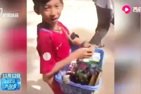 为推销纪念品，10岁小男孩自学多国语言，你还有什么理由不努力视频封面