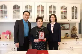 德德玛素颜温和，黑色外搭配波点丝巾低调简约，一看就是老艺术家图片