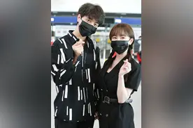 张檬为跟男友穿情侣装真拼！黑丝袜配白鞋，这时尚我欣赏不来图片