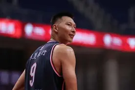 易建联将去美国治疗，胡明轩与美女记者合影太呆板，杜锋当场吐槽图片