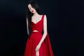 关晓彤御姐风绝了！高开叉大红裙秀白嫩美腿，网友：真是长大了图片