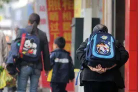 家长帮娃背书包，却被教育专家批评：这种行为就是溺爱，你赞同吗图片