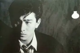 他是刘德华弟弟，身价半亿却挤公交低调出门，与吸血鬼大姐大不同图片