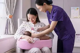“又不是外人！”婆婆拿母乳给公公“补身体”，宝妈气急全部倒光图片