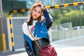街拍，时尚美女穿高跟凉鞋展示美足，展现女神般的气质图片