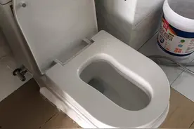 马桶内壁上的黄渍难清洁？学年轻人这么做，清洁无死角，省时省力图片
