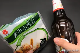 小苏打倒进啤酒里，真是太实用了，解决了好多家庭的一大烦恼图片