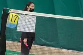 关晓彤约会鹿晗打羽毛球，穿健美裤1米7长腿抢镜，身材都高过拦网图片