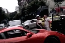 保时捷女车主曾叫嚣：我在渝北飙车是出了名的图片