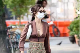 英国超模艾米丽，逛街穿红色深V上衣配碎花裙，纤瘦身材遮挡不住图片