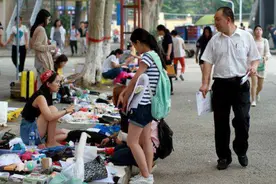 别瞧不起小生意，摆地摊卖内裤年赚80万，看懂老板的套路你也可以图片