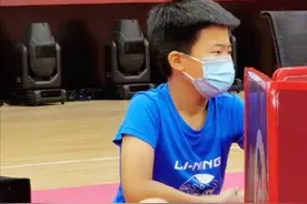 教子有方！王楠11岁儿子为国乒“捡球”，亿万富豪老公：随他娘图片