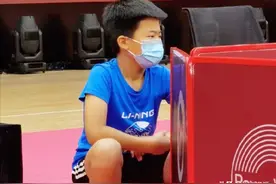教子有方！王楠11岁儿子为国乒“捡球”，亿万富豪老公：随他娘图片
