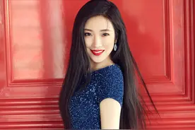 菅纫姿有身材好自信，蛋糕裙穿出超模比例，妩媚明艳气质女神图片