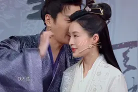 李沁挽起张若昀胳膊，可谁注意到张若昀的手？是否挽错人很明显图片