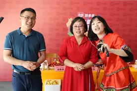 一天卖光28吨圣女果！广西两位副县长直播间“同台带货”图片