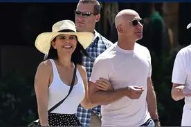 世界首富罕见晒母亲！和妈妈合影超温馨，50岁未婚妻真比不上婆婆图片