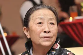 张少华真是越老越时髦，穿黑色丝绸外套中国风十足，83岁特精神图片