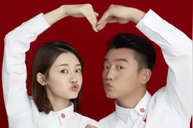 郑恺夫妇合体为女儿庆百天，给娃拍照画面温馨，“女儿奴”实锤了图片
