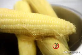 煮玉米时，忌讳清水下锅，多加这2样，熟得快，香甜软嫩更营养图片