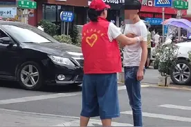 男子乱扔垃圾被劝阻，竟一脚踢到马路中央！特巡警帅气教育！图片