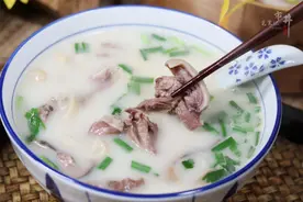 炖羊杂汤时，记住2样东西别少放，羊杂汤奶白浓郁，膻味小味道鲜图片