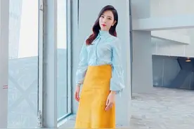 主持人李思思穿衣大胆，天蓝衬衫配“蛋黄裙”，明艳撞色够高调图片