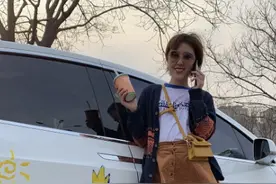 4岁女儿学画画把家中豪车涂鸦，父亲不生气开停车场遭围观图片