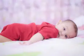 宝妈嫌弃新生婴儿长相“丑丑的”的，却喜欢宝宝调皮的样子图片