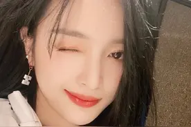 吴宣仪晒剪发新造型 对镜送wink比耶俏皮可爱图片