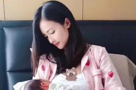 “开挂”宝宝火了，刚出生就知道疼妈，网友：忘喝孟婆汤了？图片