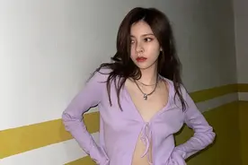 宋妍霏私服真是辣妹穿搭范本！穿紫色系带上衣看起来瘦得离谱了图片