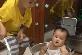 熊孩子趁妈妈不注意，把弟弟放进锅里“炖了”，妈妈发现后很崩溃图片