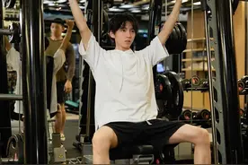 王俊凯晒健身照，谢霆锋留言“王总好man”，小凯的回复情商太高图片