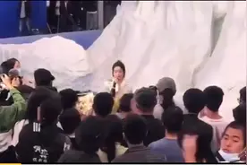 《有翡》杀青现场曝光！赵丽颖哽咽感谢工作人员，四个字引人泪目图片
