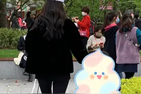 baby独自带娃出行，少女背影不像孩子妈，网友爆儿子长相出众图片